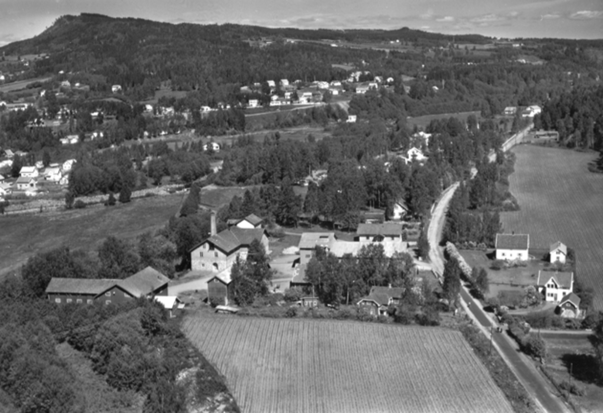 Widerøes Flyveselskap A/S, Flyfoto av Mausetvegen, Brumunddal brenneri, Bjørgeberget.