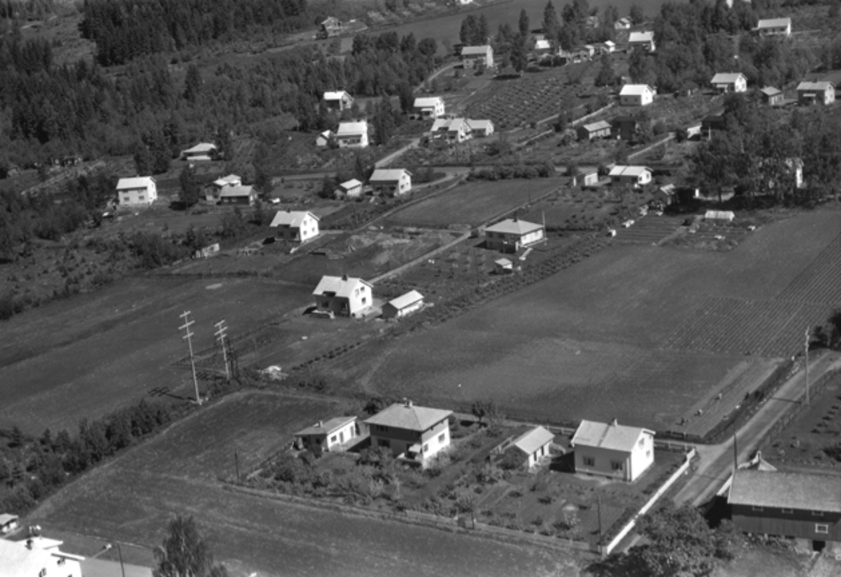 Widerøes Flyveselskap A/S, Flyfoto av Kongelholgutua, Østgårdvegen, Brumunddal.