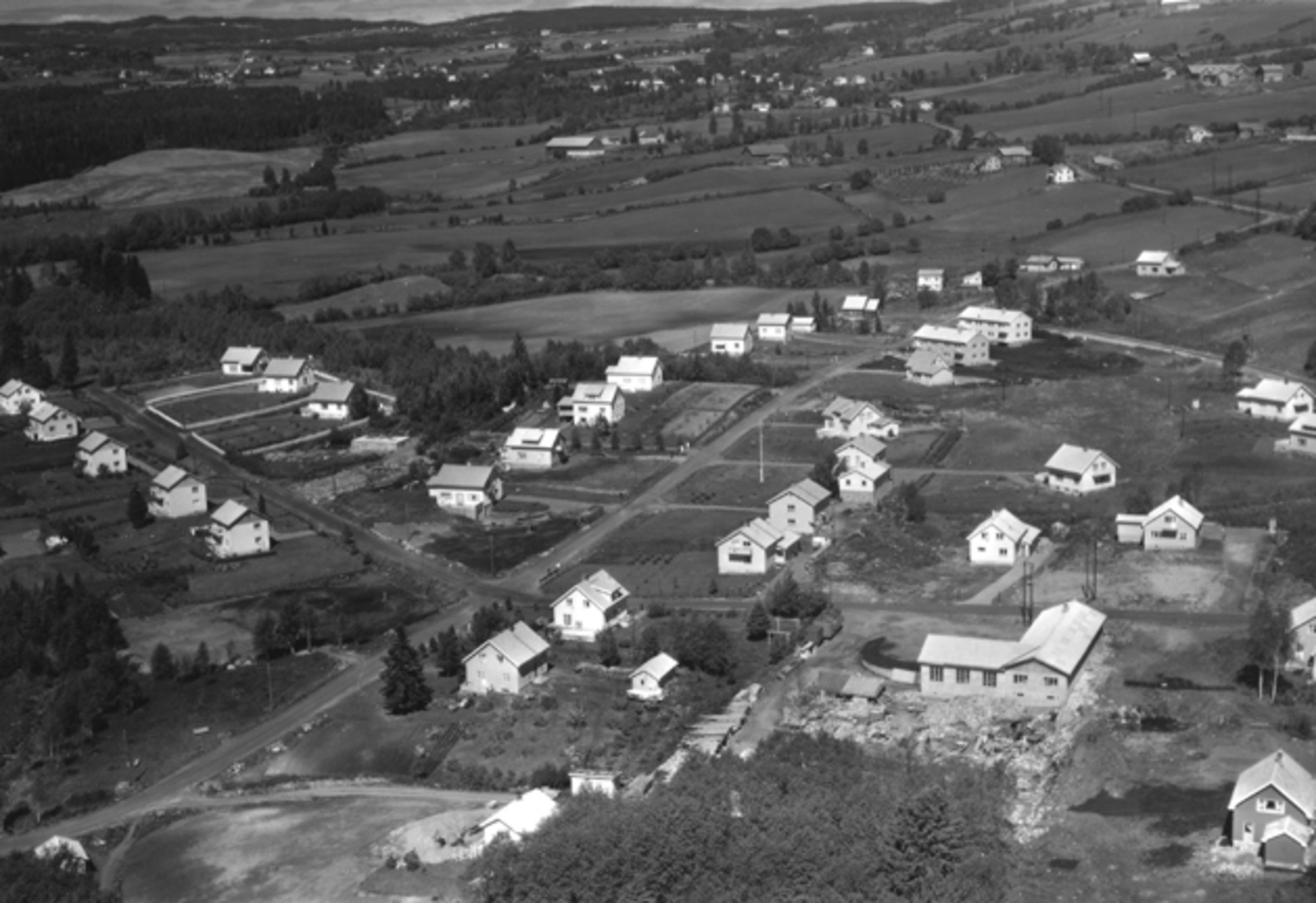 Widerøes Flyveselskap A/S, Flyfoto av bebyggelse i Damvegen, Veldrevegen, Brumunddal.