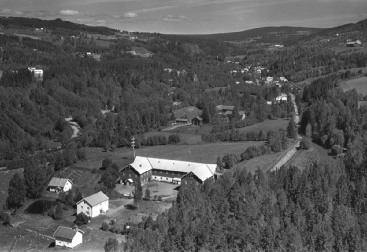 Widerøes Flyveselskap A/S, Flyfoto av Øverkvern gard, Mausetvegen, Djupdalen, Brumunddal.