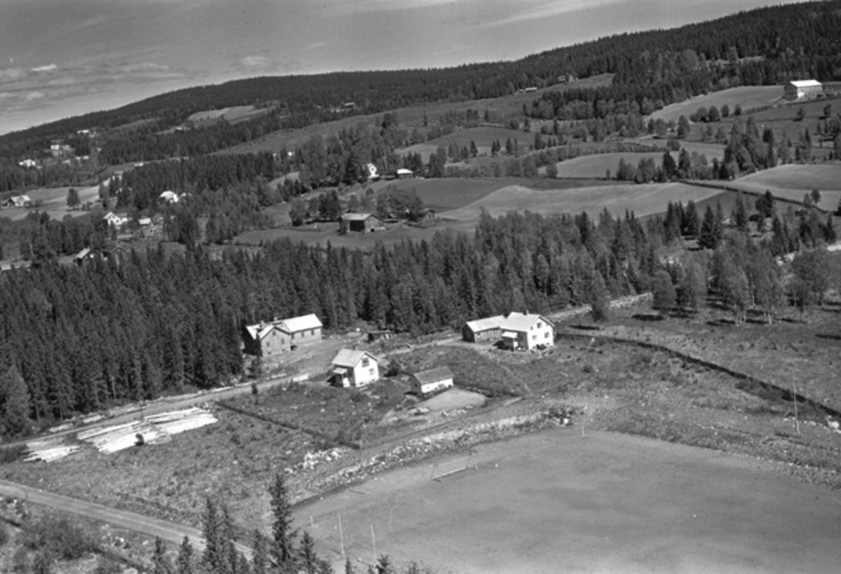 Widerøes Flyveselskap A/S, Flyfoto av Nybygda Idrettslags klubbhus og fotballbane, Nybygda, Ringsaker.