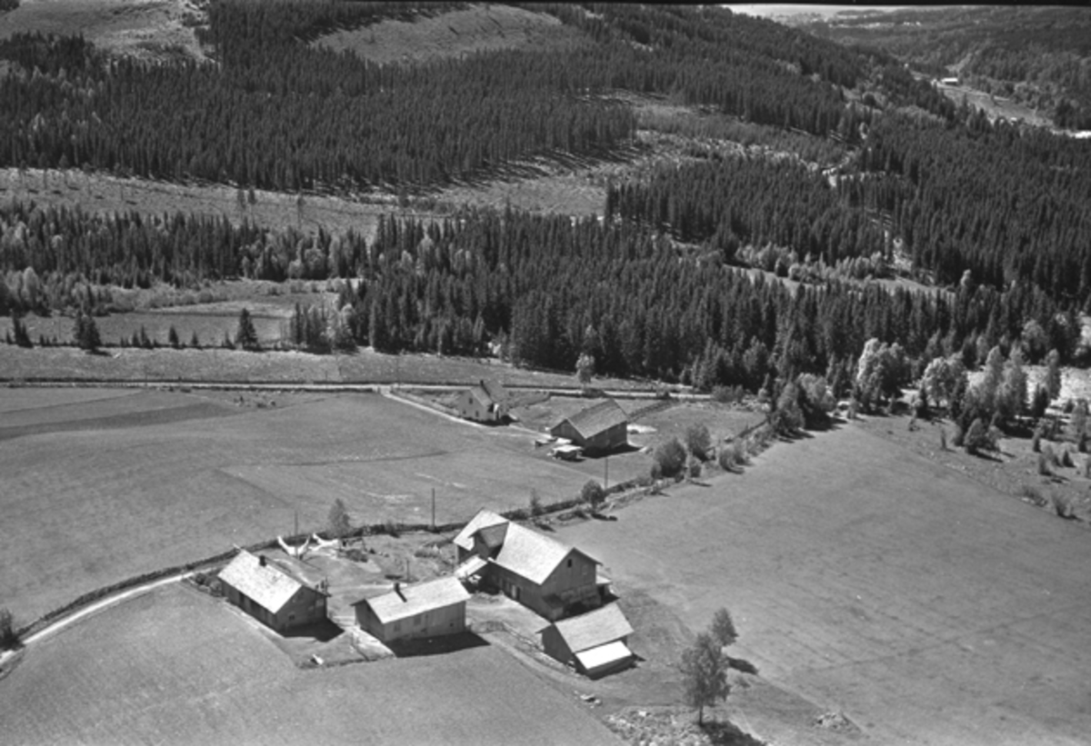 Widerøes Flyveselskap A/S, Flyfoto av Åseth og Sørgård, Nybygda, Ringsaker.
