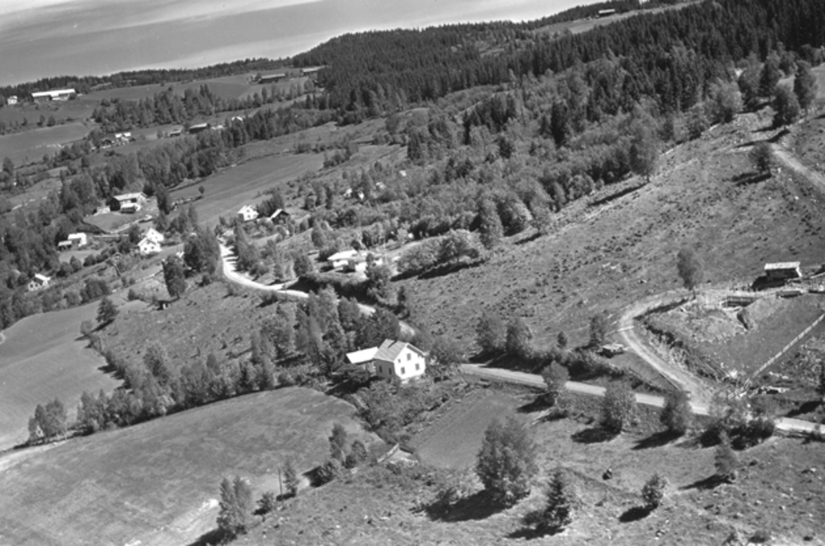 Widerøes Flyveselskap A/S, Flyfoto av bebyggelse, Bratvold, Nordåsvegen, Brumunddal. Nordåsvegen 338 avbildet til venstre.