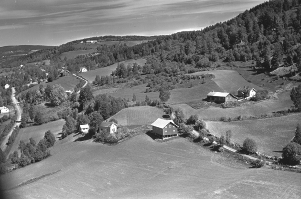 Widerøes Flyveselskap A/S, Flyfoto av ukjent gardsbruk, Nordåsvegen, Brumunddal.