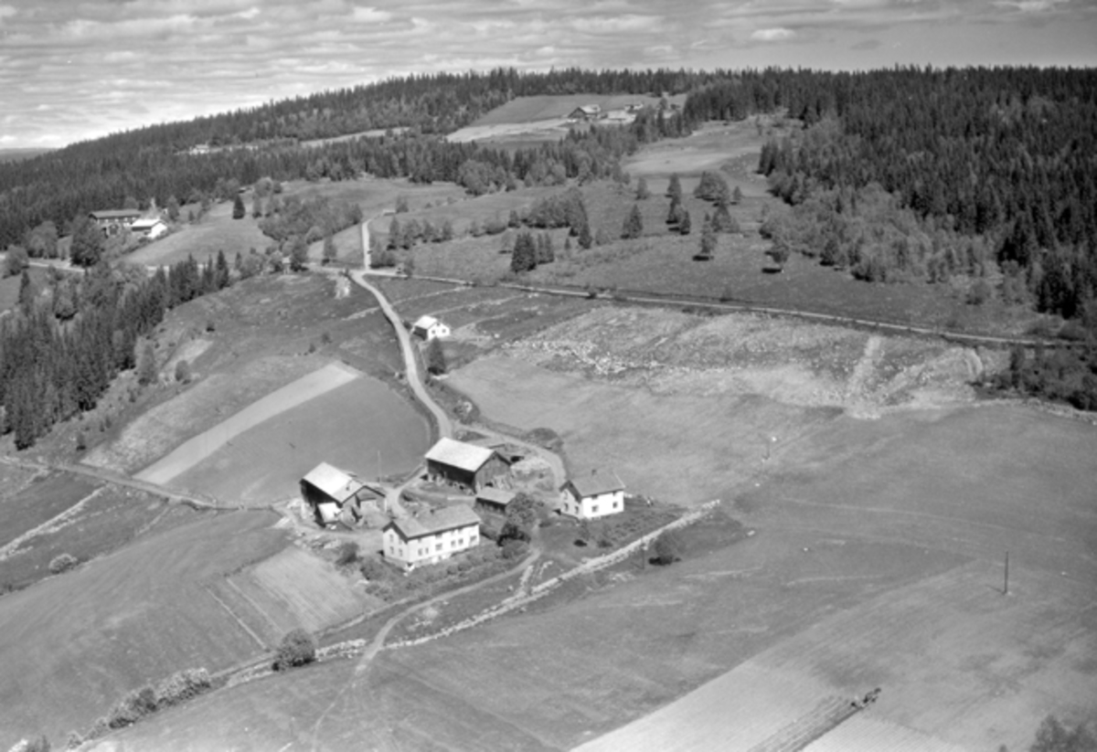 Widerøes Flyveselskap A/S, Flyfoto av, gårdene foran i bildet (side om side): til venstre Bratten nordre, til høyre Bratten søndre, i bakgrunnen til venstre småbruket Kronsbakken og midt i bakgrunnen gården Tanga.