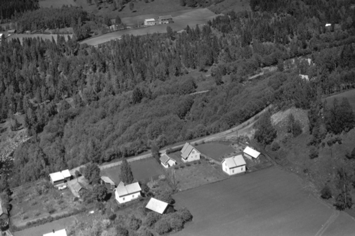Widerøes Flyveselskap A/S, Flyfoto av bebyggelse i Djupdalen, Mausetvegen, Brumunddal.