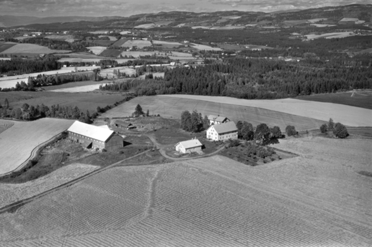 Widerøes Flyveselskap A/S, Flyfoto av Kvalstad gard, Veldre, Ringsaker.