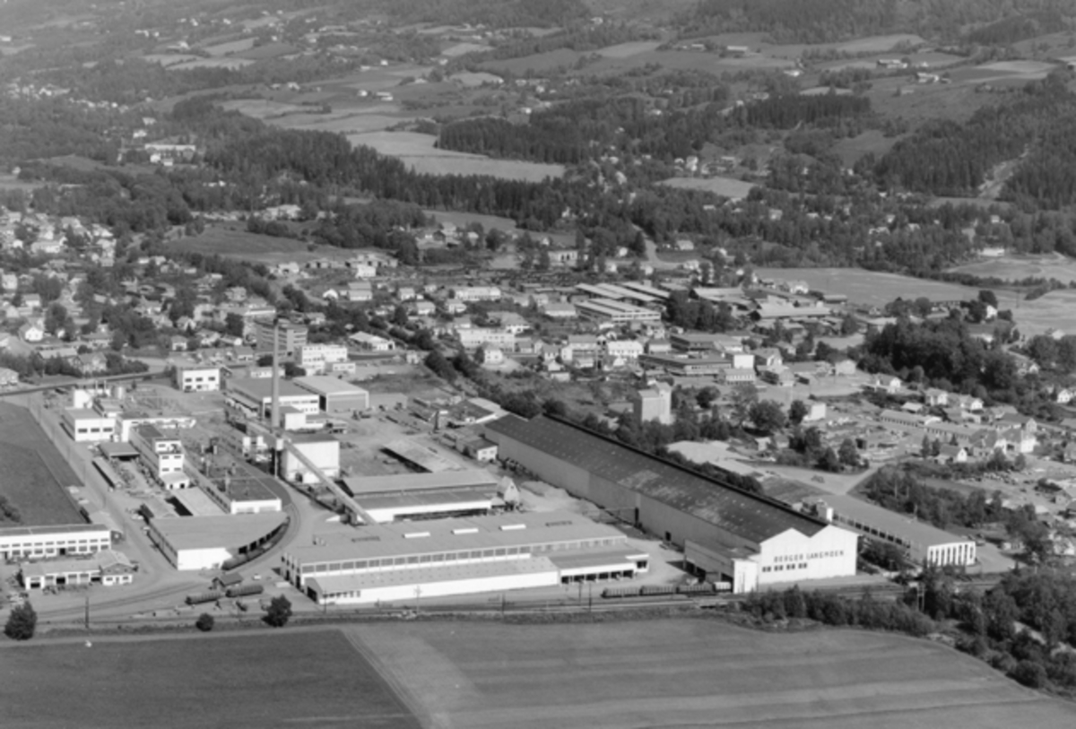 Widerøes Flyveselskap A/S, Flyfoto av Berger Langmoen A/S, Brumunddal sentrum.