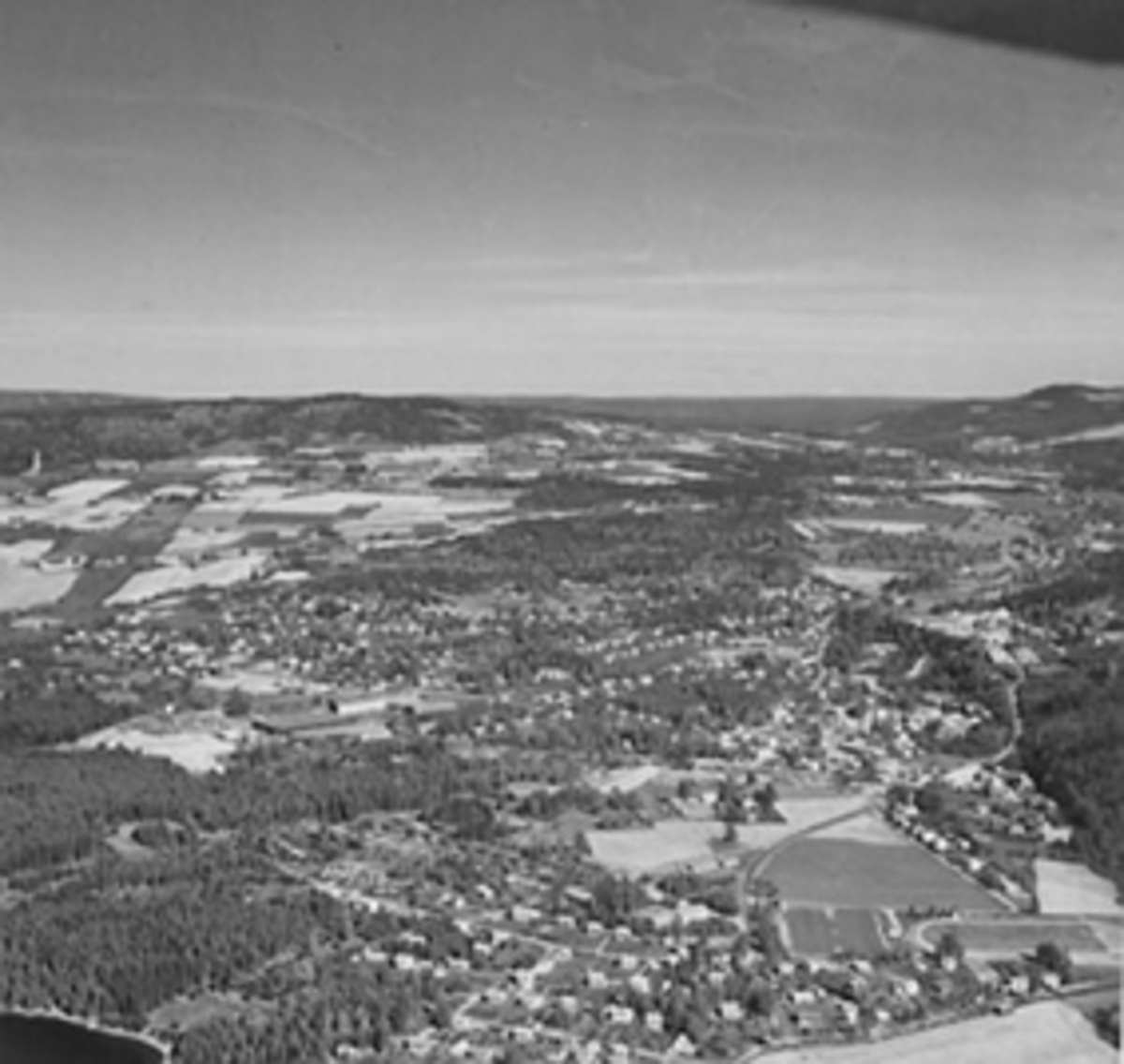 Widerøes Flyveselskap A/S, Flyfoto av Moelv med omegn. Tatt fra stor høyde.