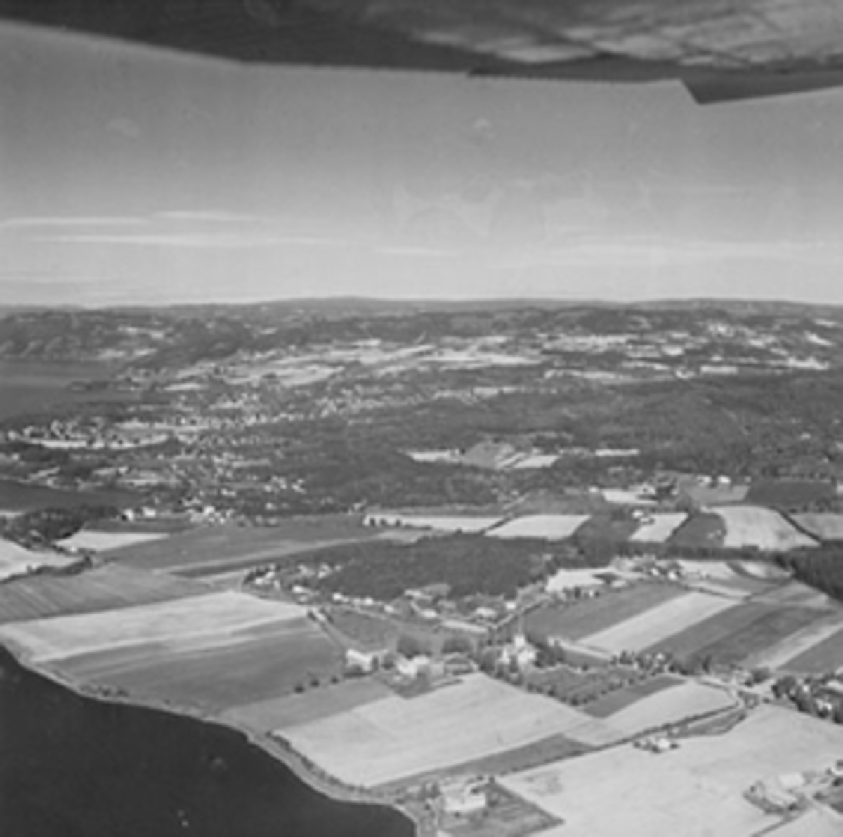Widerøes Flyveselskap A/S, Flyfoto av Ringsaker kirke med Moelv og Ring i bakgrunnen.