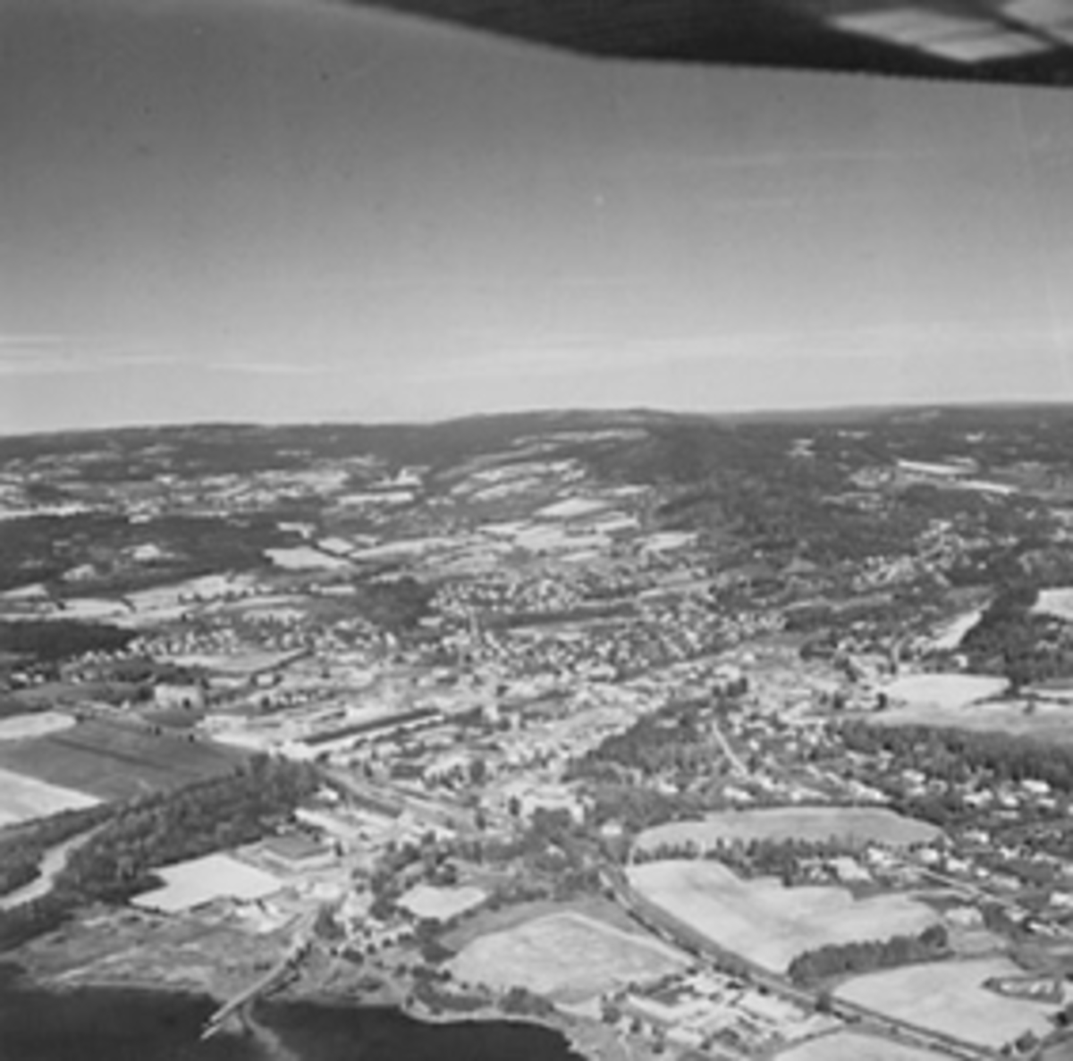Widerøes Flyveselskap A/S, Flyfoto av Brumunddal, stor oversikt.