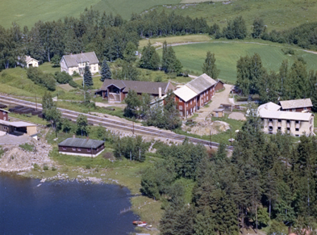 Widerøes Flyveselskap A/S, Flyfoto av Gilje Møllesteinsfabrikk, Jessnes, Ringsaker.