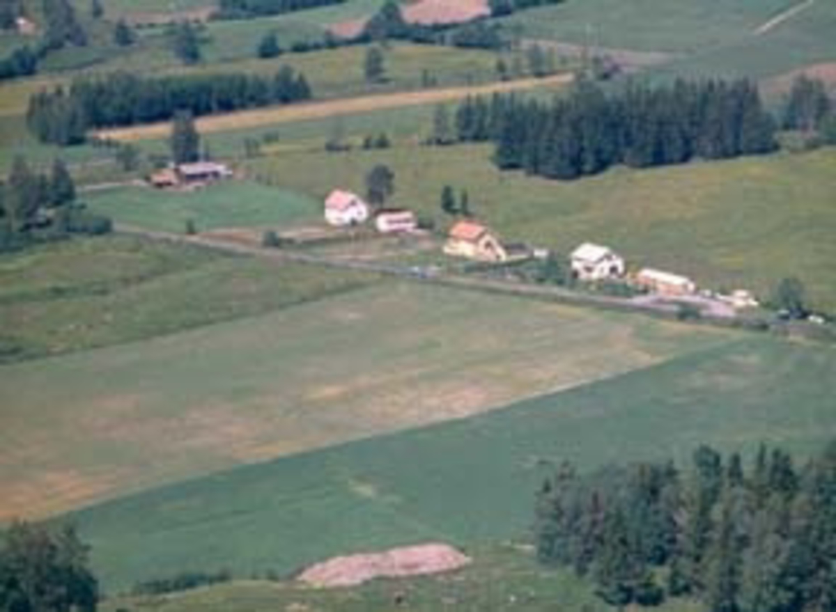 Widerøes Flyveselskap A/S, Flyfoto av bebyggelse langs gamle riksveg 50, Bergshøgda, Furnes, Ringsaker.