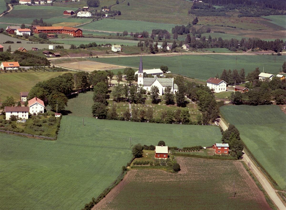 Widerøes Flyveselskap A/S, Flyfoto. Furnes Kirke, med Kirkenær skole bak. Boligen Rogne i nedre høyre. Stor-Deglum til høyre, Velt-Deglum venstre. Storlåven på Dæli i bakgrunnen