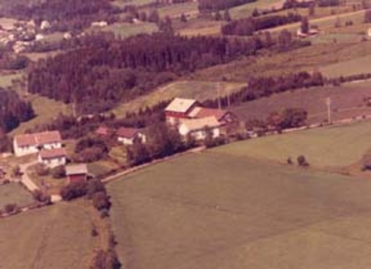 Widerøes Flyveselskap A/S, Flyfoto av Berg gard, Bergshøgda, Furnes, Ringsaker.