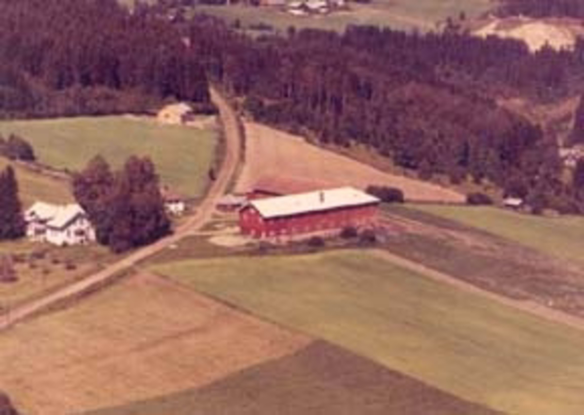 Widerøes Flyveselskap A/S, Flyfoto av Pinnerud gard, Furnes, Ringsaker.