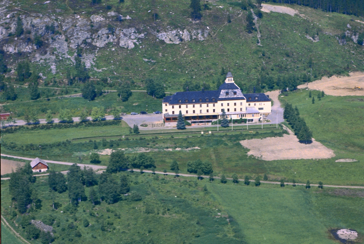 Widerøes Flyveselskap A/S, Flyfoto av Høsbjør Turisthotell, Furnes, Ringsaker.