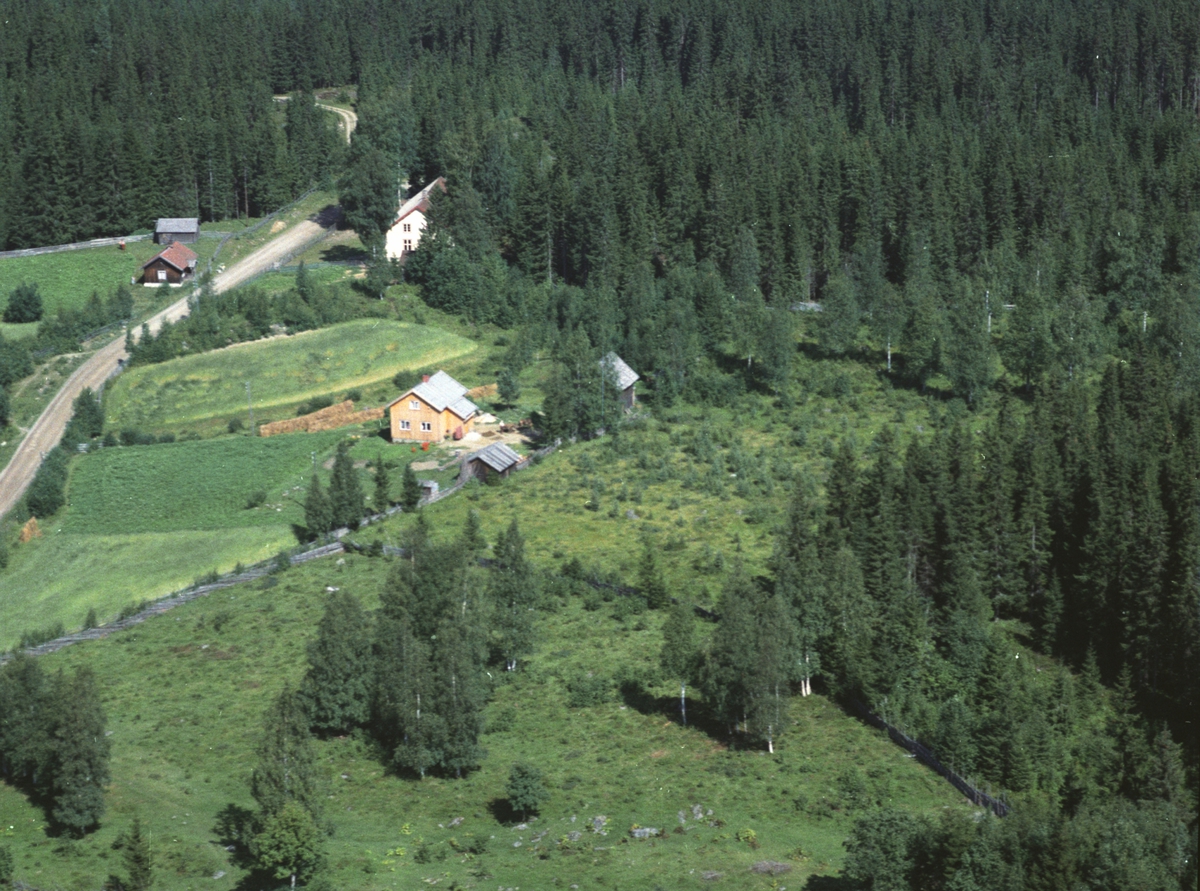 Widerøes Flyveselskap A/S, Flyfoto av ukjent sted, Brøttum, Ringsaker.