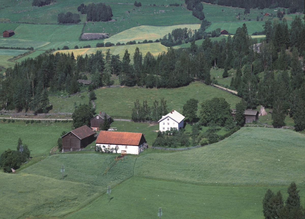 Widerøes Flyveselskap A/S, Flyfoto, Korsviken gard, Brøttum, Ringsaker.