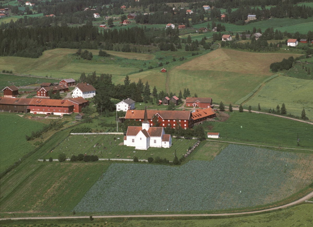 Widerøes Flyveselskap A/S, Flyfoto av Brøttum kirke, Ringsaker. Mæhlum søndre og nordre. Landskapet rundt.