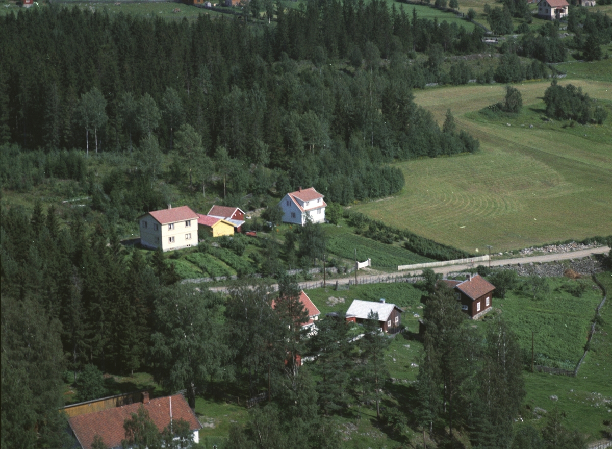 Widerøes Flyveselskap A/S, Flyfoto av bebyggelse, Mælumsvegen, Brøttum, Ringsaker.