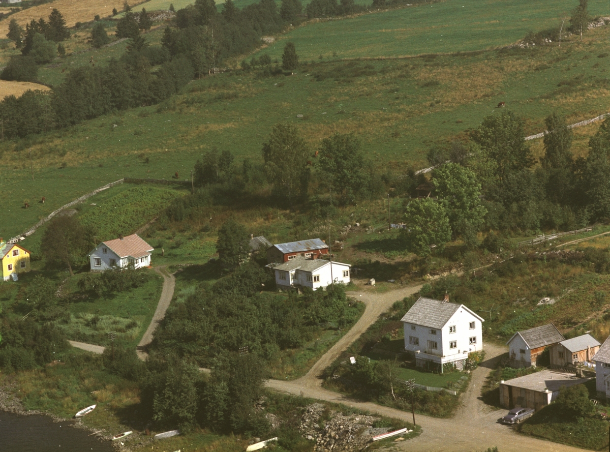 Widerøes Flyveselskap A/S, Flyfoto av boliger nord for Mengshoel fergested.