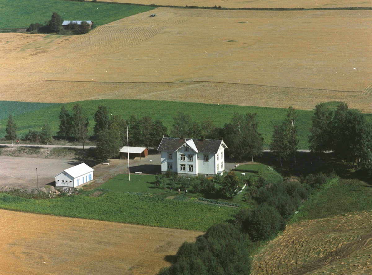 Widerøes Flyveselskap A/S, Flyfoto av Jølstad skole, Gaupen, Ringsaker.