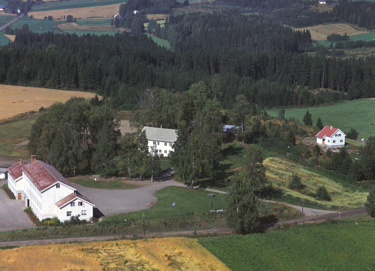 Widerøes Flyveselskap A/S, Flyfoto av Saugstad skole, Gaupen., Ringsaker.