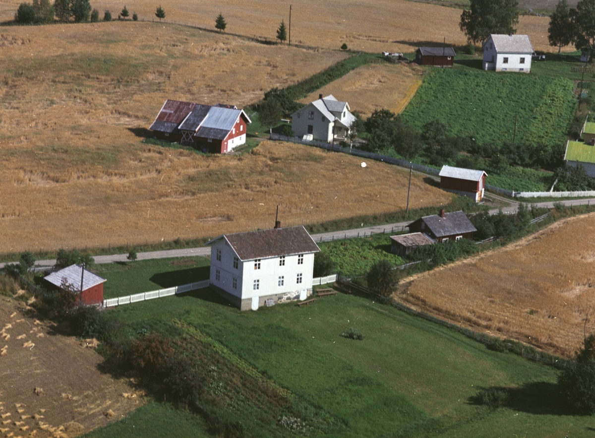 Widerøes Flyveselskap A/S, Flyfoto Nettberg menighetshus, Gaupen, Ringsaker.