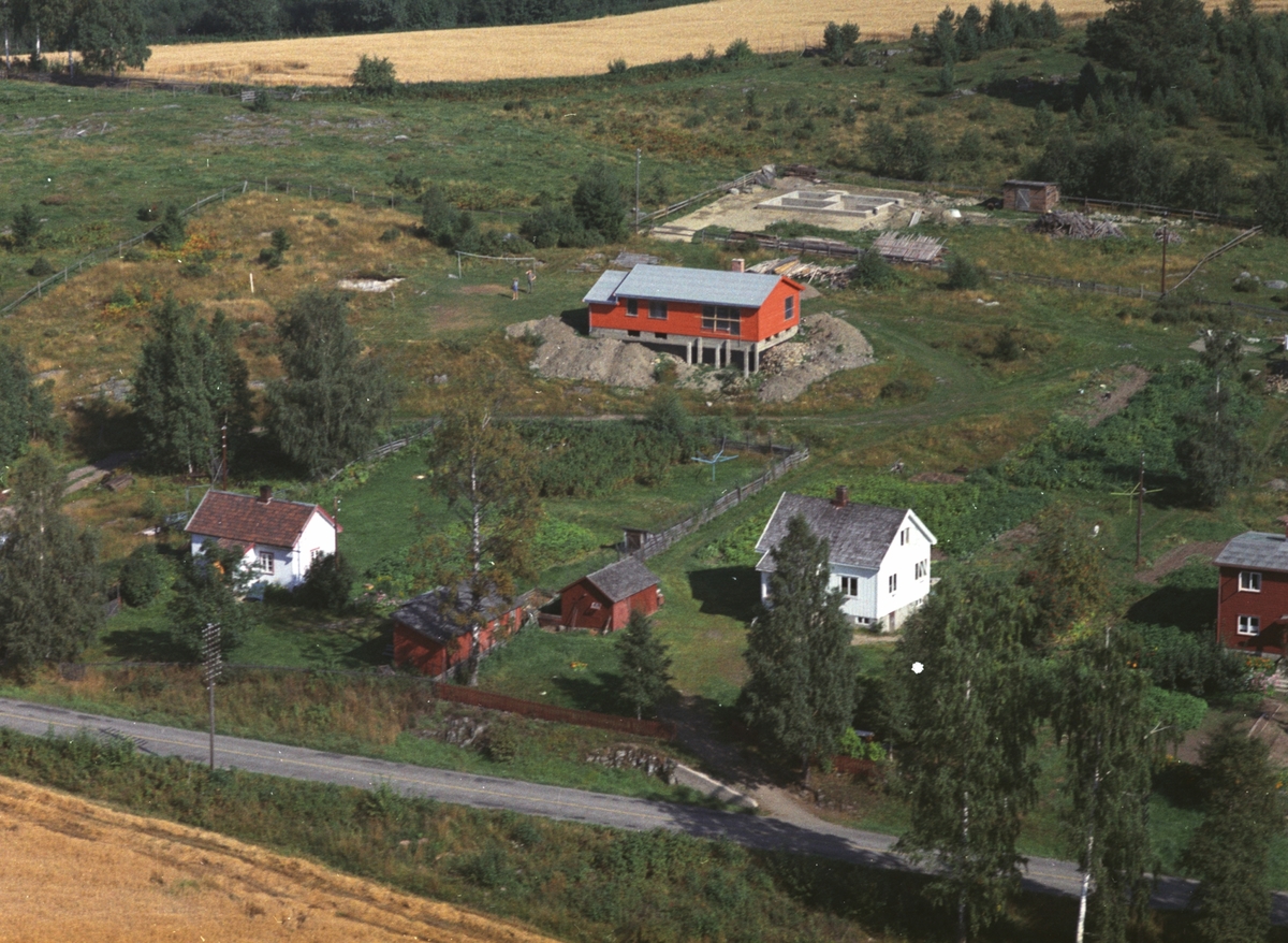 Widerøes Flyveselskap A/S, Flyfoto, Knausen, bebyggelse langs Ringsakervegen ovenfor Krokvik gard, Ringsaker.