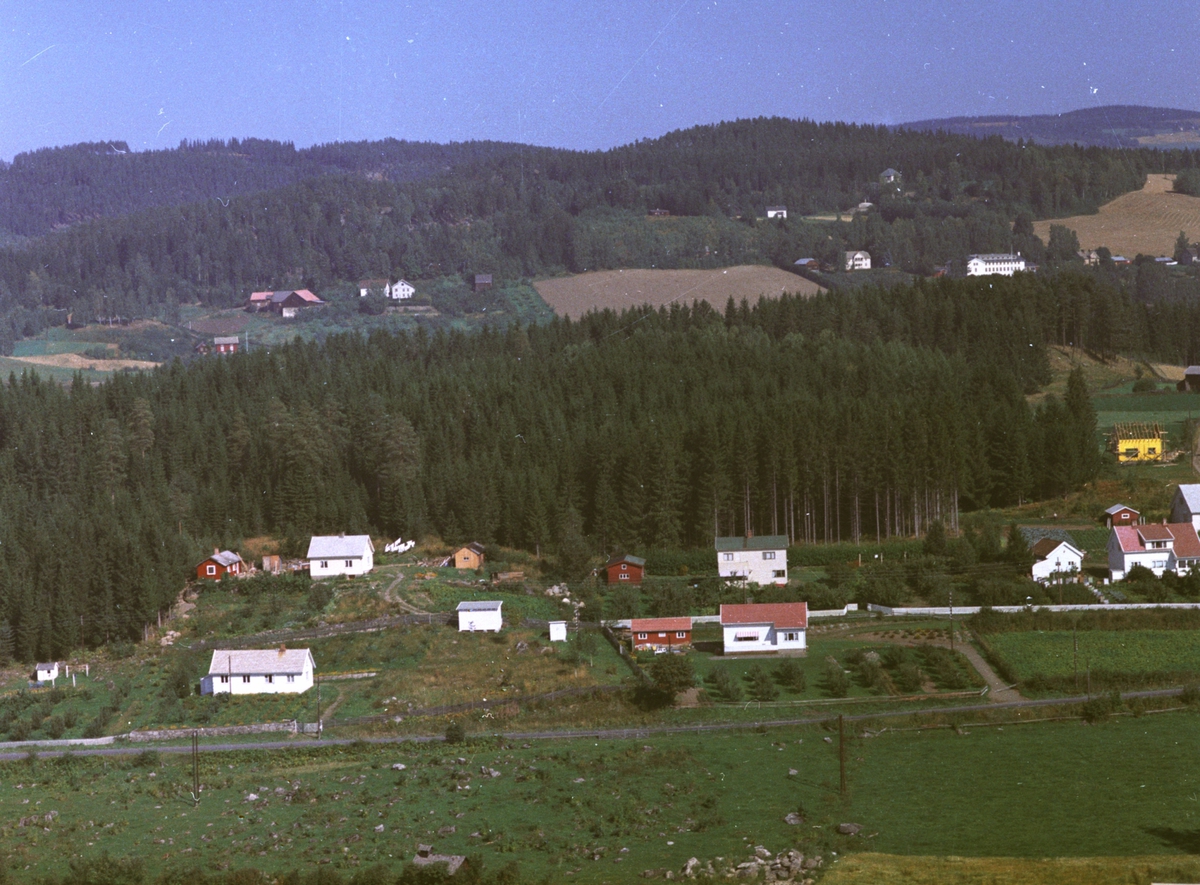 Widerøes Flyveselskap A/S, Prestegardskogen. Boligbebyggelse nord for Ringsaker kirke.