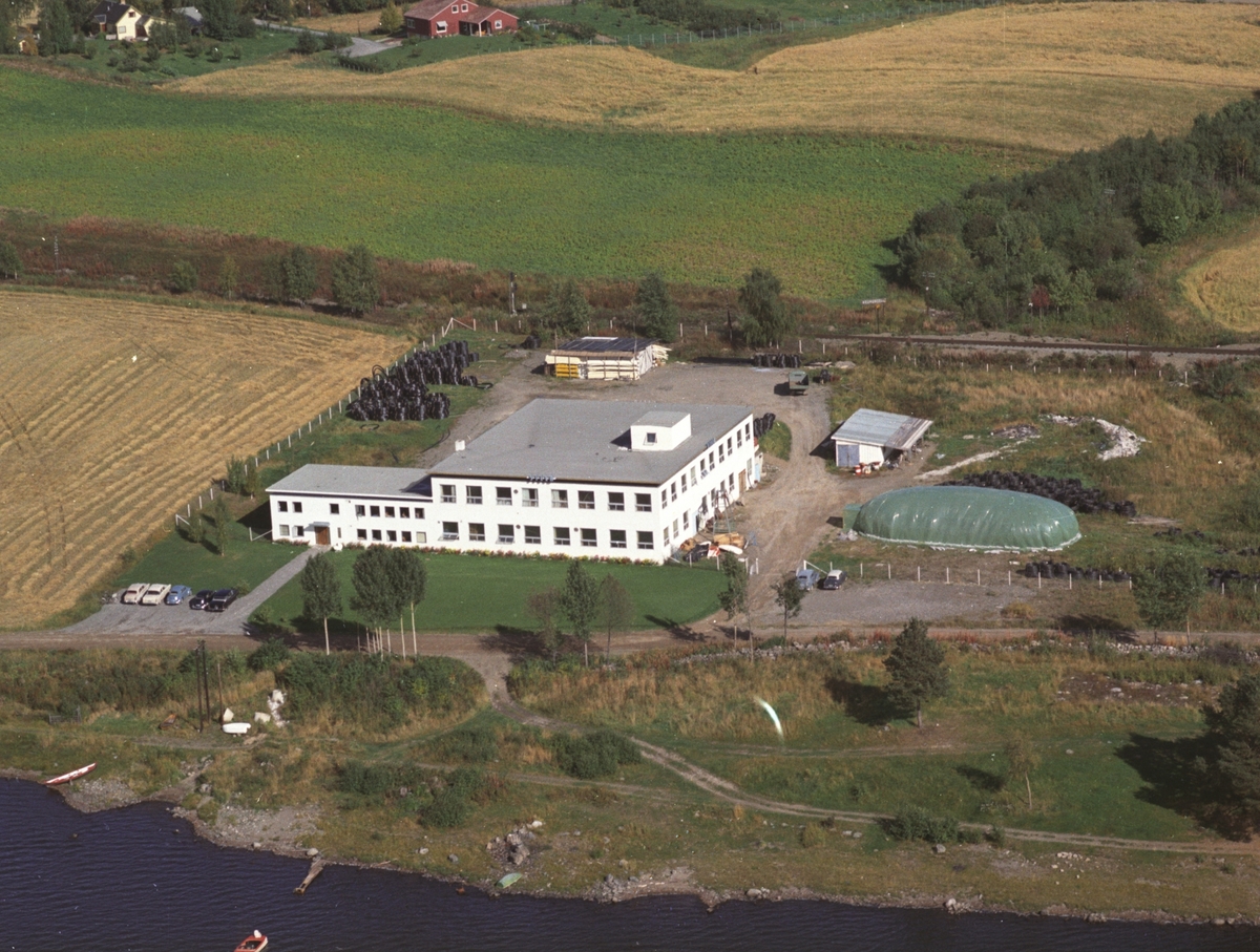 Widerøes Flyveselskap A/S, Stela fabrikker, plastfabrikk, Nerkvern, Brumunddal.
