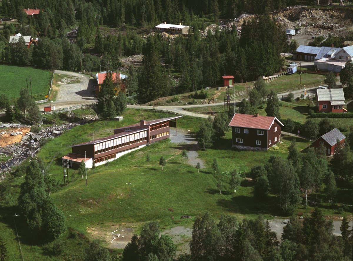 Widerøes Flyveselskap A/S, Flyfoto av Messenlia skole, som avløste Sagstuen skole som lå i "lærerboligen" litt til høyre i bildet, stor, brun bygning.