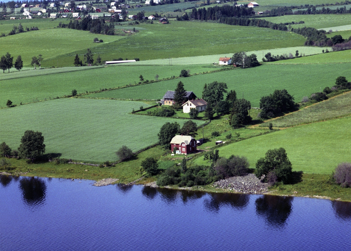 Widerøes Flyveselskap A/S, Flyfoto, Bystøen i forgrunn, Skjelve lille, Nes, Hedmark.
