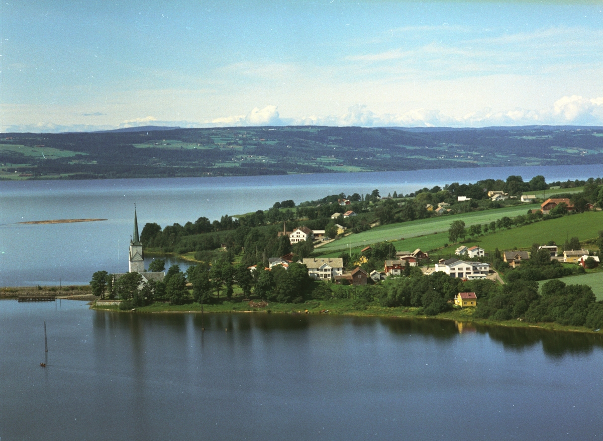 Widerøes Flyveselskap A/S, Flyfoto, Tingnes, Nes kirke, Mjøsa, brygge, Nes, Hedmark.