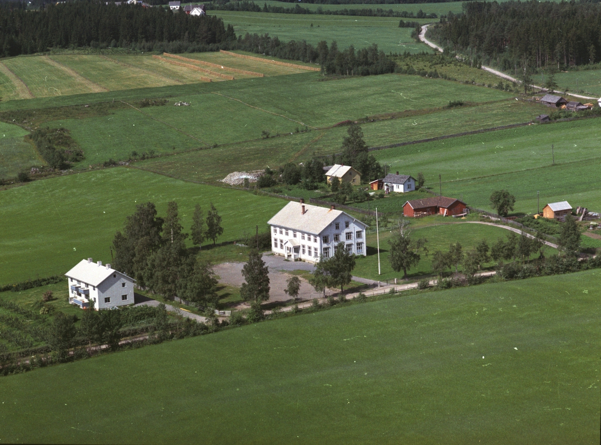 Widerøes Flyveselskap A/S, Flyfoto, skole, Årengen, lærerbolig, Nes, Hedmark.