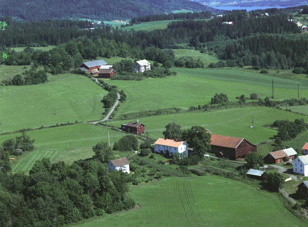 Widerøes Flyveselskap A/S, Flyfoto av Huse, Stavsjø. Skjerven i bakgrunnen.