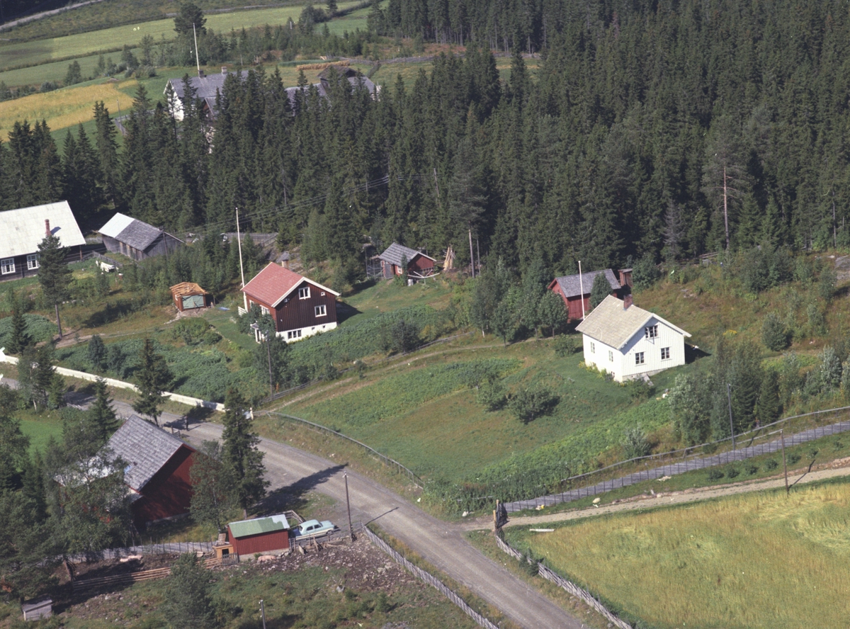 Widerøes Flyveselskap A/S, Flyfoto. Fra venstre er Buss- og lastebilgarasje, Hagabo (kunstmaler Magne Gadens bolig) og Hagali. Lismarka, Ringsaker.