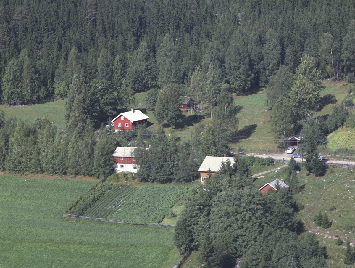 Widerøes Flyveselskap A/S, Flyfoto, Eiendommen med det gule huset heter Solhaug. Bygget ca 1953 av Ole Haugen, fra Midthaugen, Lismarka, Ringsaker. Uthuset til venstre inneholdt et snekkerverksted.