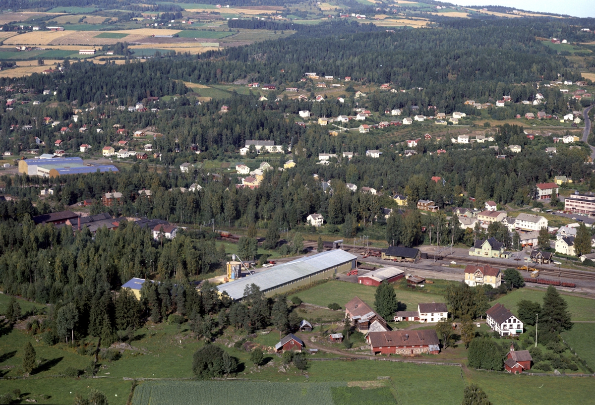 Widerøes Flyveselskap A/S, Flyfoto, Moelv, Mo gård, Laminatfabrikken i forgrunnen, Ringsaker.