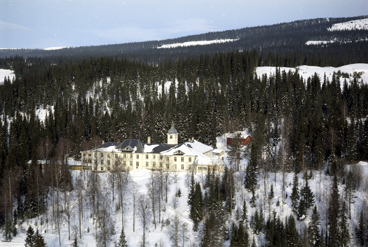 Widerøes Flyveselskap A/S, Flyfoto av Mesnalien kursted, Ringsaker. Vinter.