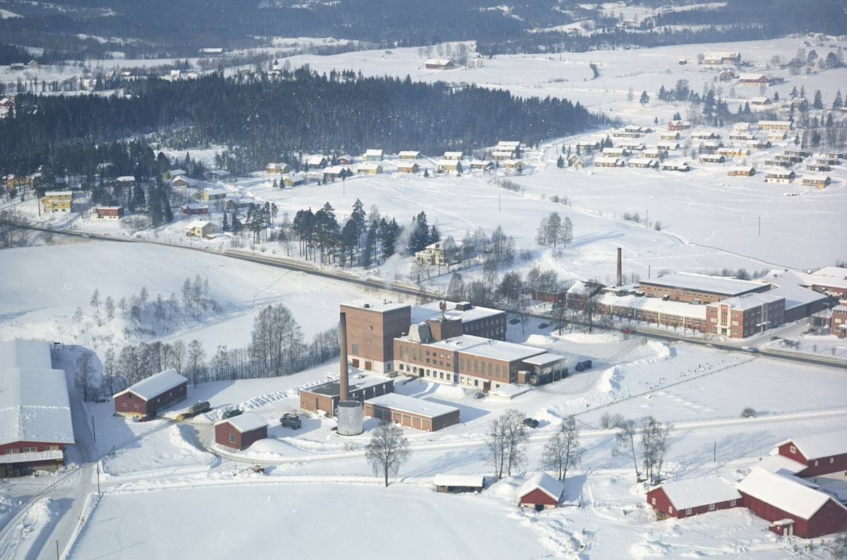 Widerøes Flyveselskap A/S, Flyfoto, Hedmark Tørrmelk, Nora Fabrikker A/S, Brumunddal, Ringsaker.