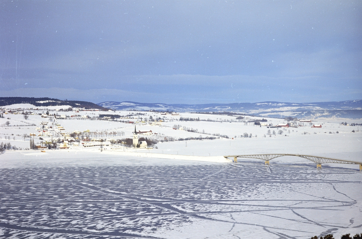 Widerøes Flyveselskap A/S, Flyfoto, Tingnes, vinter, Nes kirke, Nessundet bru, is på Mjøsa, Nes, Hedmark.