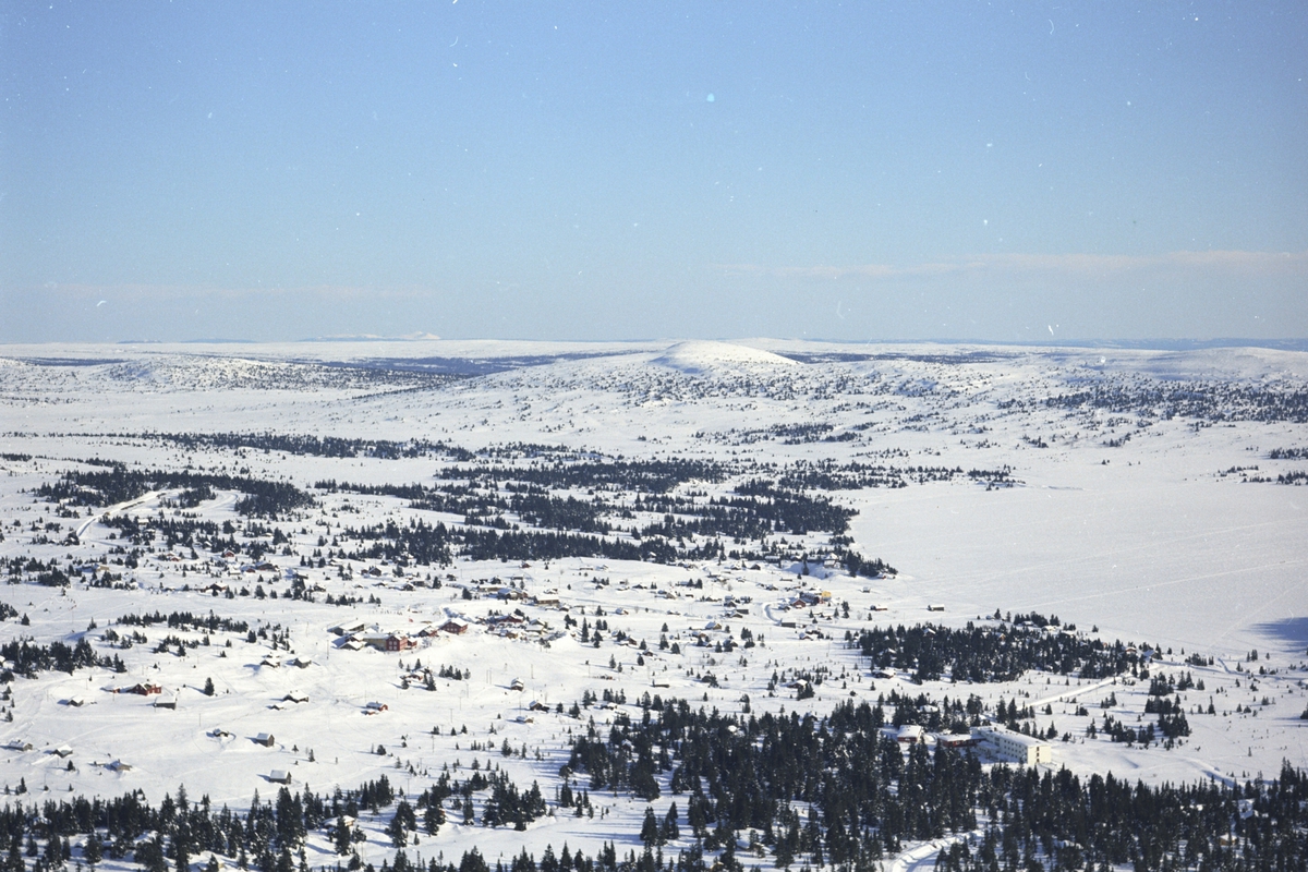 Widerøes Flyveselskap A/S, Flyfoto, vinterlandskap, Sjusjøen, Ringsaker.