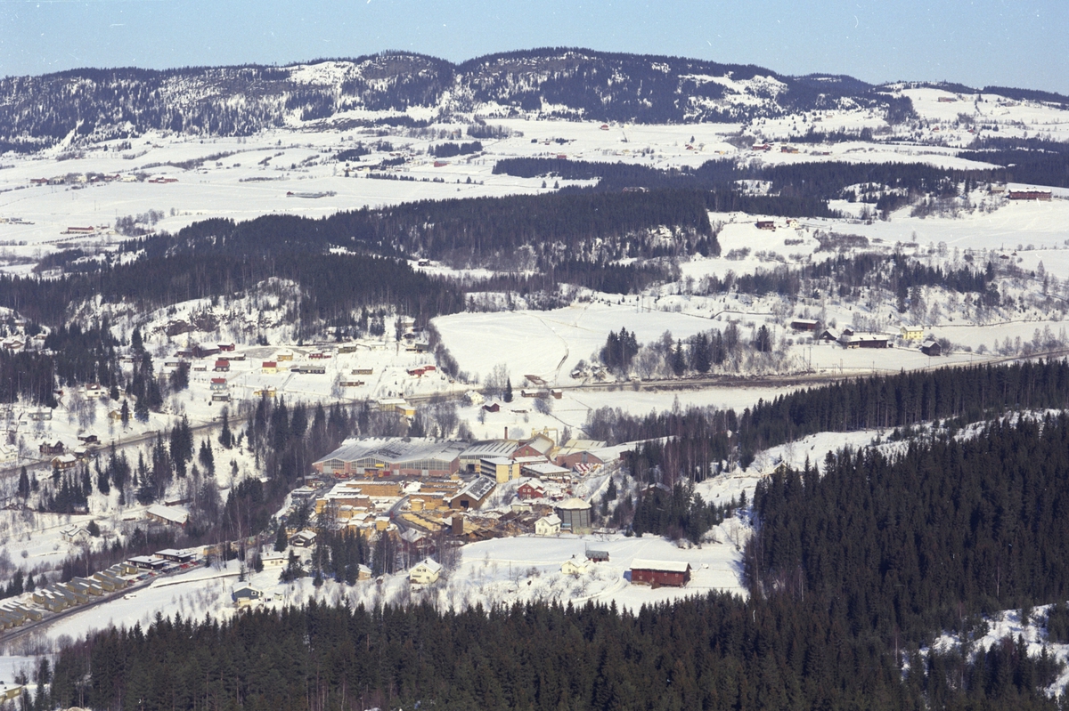 Widerøes Flyveselskap A/S, Flyfoto, vinter, Molven Bruk A/S, Moelv, Ringsaker.