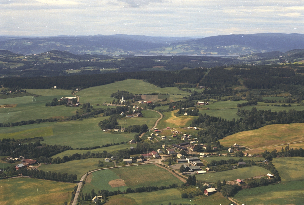 Widerøes Flyveselskap A/S, Flyfoto av Veldre, Ringsaker. Utsikt mot Byflaten, Veldre kirke.