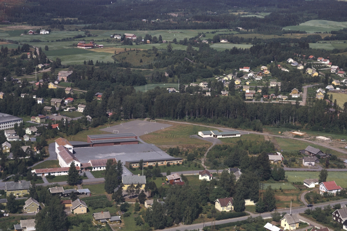 Widerøes Flyveselskap A/S, Flyfoto, bebyggelse, Brumunddal realskole og gymnas, Ringsaker.