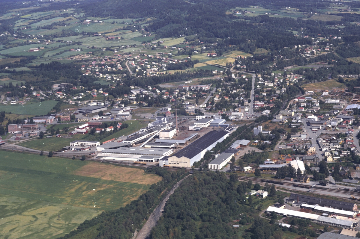 Widerøes Flyveselskap A/S, Flyfoto, Berger Langmoen A/S, sentrum, Brumunddal, Ringsaker.