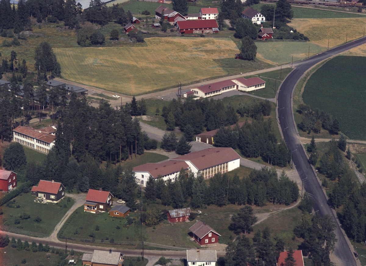 Widerøes Flyveselskap A/S, Flyfoto, Ringsaker realskole, Moelv, Ringsaker. Ungdomskole fra 1974. Bak ligger yrkesskolen.
