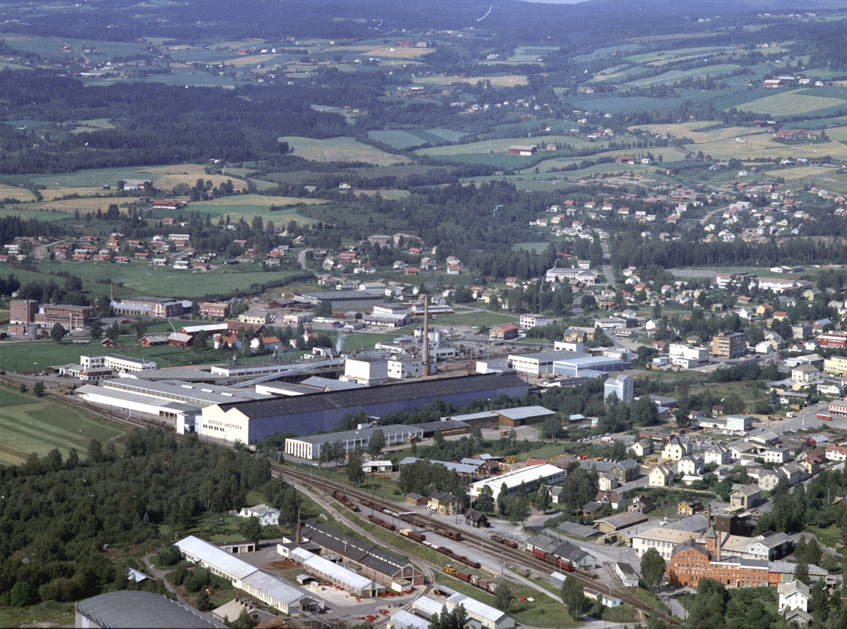 Widerøes Flyveselskap A/S, Flyfoto, Berger Langmoen A/S, Brumunddal, Ringsaker.